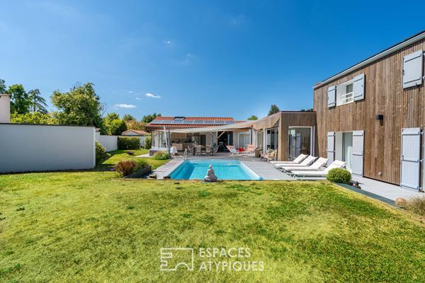 Maison familiale rétro-contemporaine et son extérieur farniente au coeur de Vertou