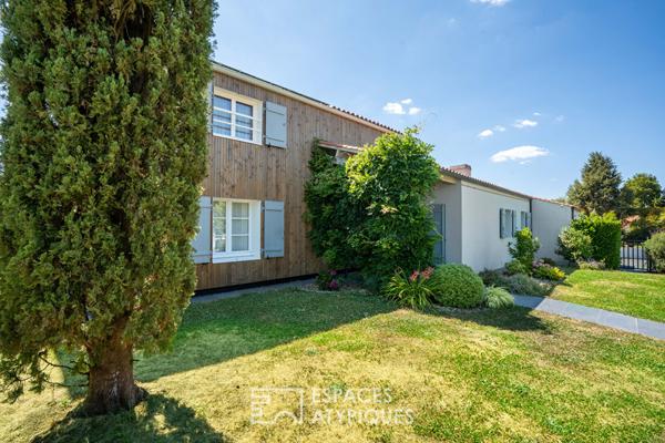 Maison familiale rétro-contemporaine et son extérieur farniente au coeur de Vertou