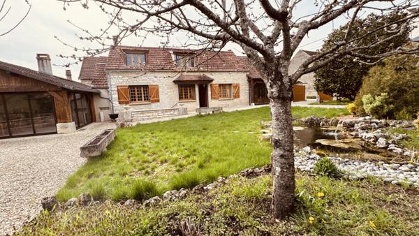 Noyers (89310) Propriété avec vue panoramique sur la vallée du Serein surplombant une rivière 295 000 € F.A.I.