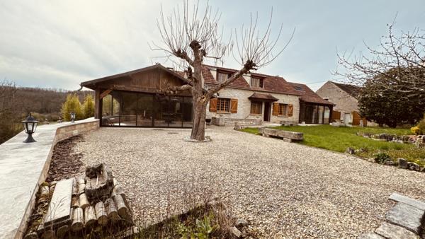 Noyers (89310) Propriété avec vue panoramique sur la vallée du Serein surplombant une rivière 295 000 € F.A.I.