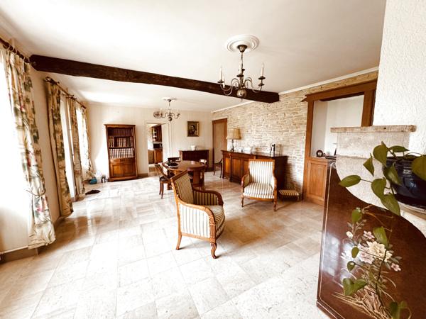 Noyers (89310) Propriété avec vue panoramique sur la vallée du Serein surplombant une rivière 295 000 € F.A.I.