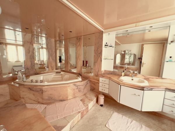 Noyers (89310) Propriété avec vue panoramique sur la vallée du Serein surplombant une rivière 295 000 € F.A.I.