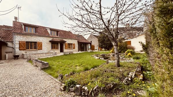 Noyers (89310) Propriété avec vue panoramique sur la vallée du Serein surplombant une rivière 295 000 € F.A.I.