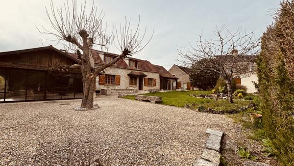 Noyers (89310) Propriété avec vue panoramique sur la vallée du Serein surplombant une rivière 295 000 € F.A.I.