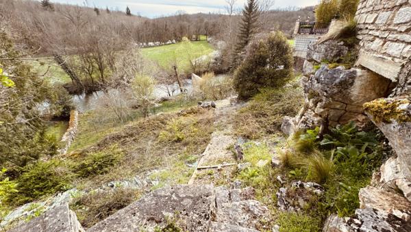 Noyers (89310) Propriété avec vue panoramique sur la vallée du Serein surplombant une rivière 295 000 € F.A.I.