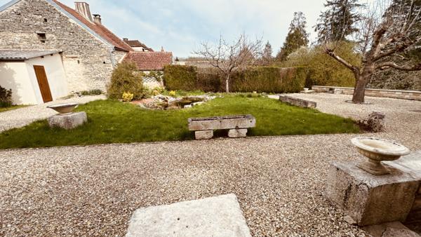 Noyers (89310) Propriété avec vue panoramique sur la vallée du Serein surplombant une rivière 295 000 € F.A.I.