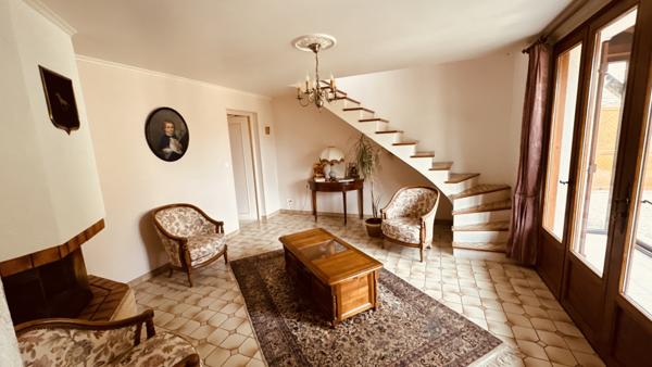 Noyers (89310) Propriété avec vue panoramique sur la vallée du Serein surplombant une rivière 295 000 € F.A.I.