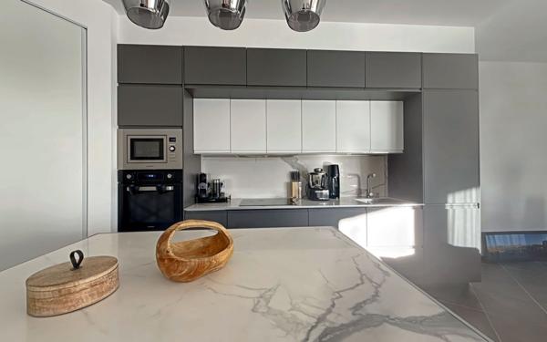 Appartement à vendre    3 pièces • 77,10 m2 Marseille 8