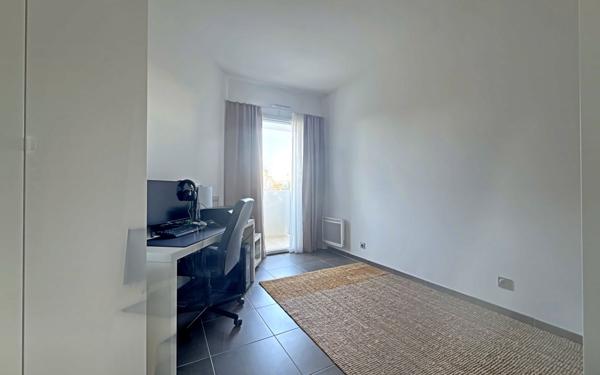 Appartement à vendre    3 pièces • 77,10 m2 Marseille 8