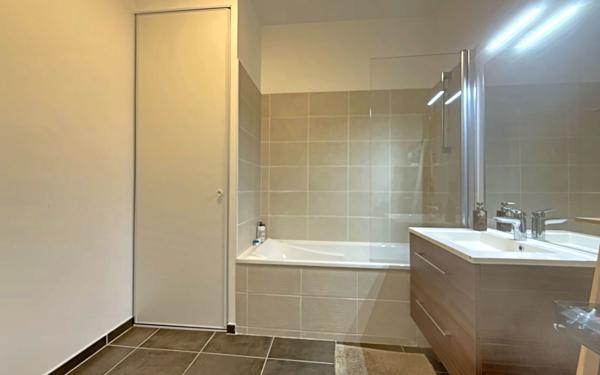 Appartement à vendre    3 pièces • 77,10 m2 Marseille 8