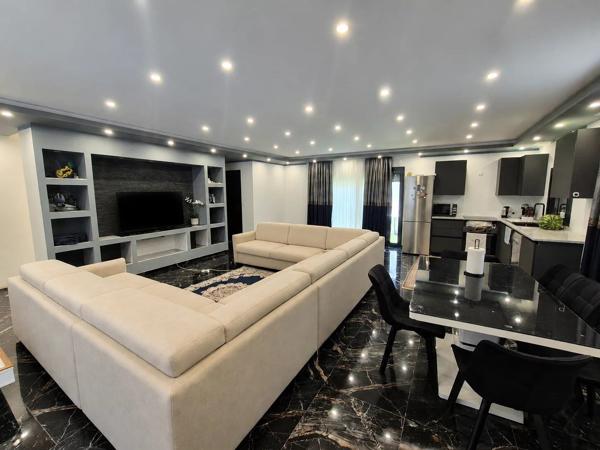 Vente                                                      Villa
                        
                     4 pièces                      107 m2                     à Le Luc