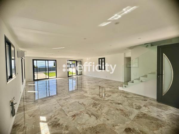Maison
         4 pièces
        - 121 m² Bien prestige 775 000 € *