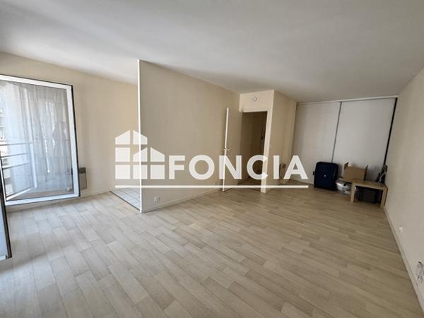Location Studio 35.8 m² - 22 RUE D'ENTRAIGUES Tours 37000