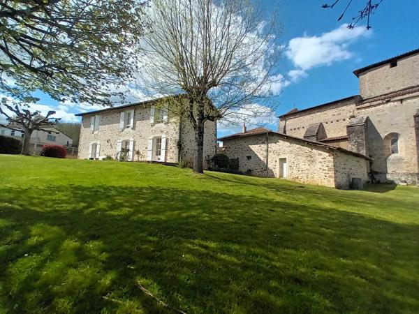 MAISON CHARENTAISE AVEC GRANGE  ET PARC