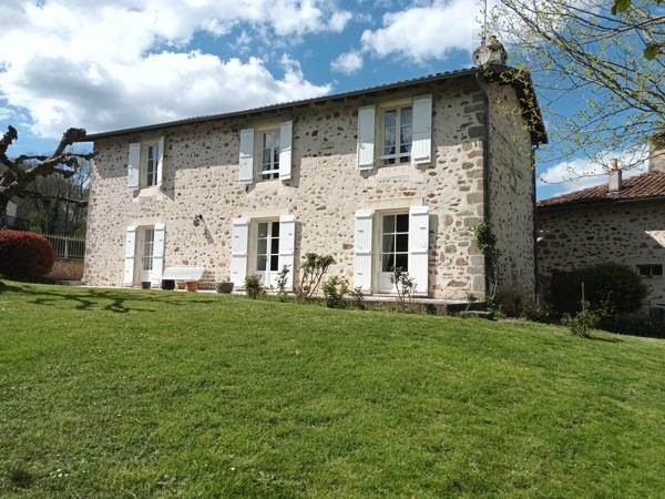 MAISON CHARENTAISE AVEC GRANGE  ET PARC