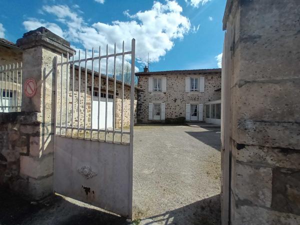 MAISON CHARENTAISE AVEC GRANGE  ET PARC