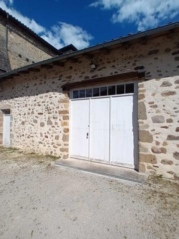 MAISON CHARENTAISE AVEC GRANGE  ET PARC