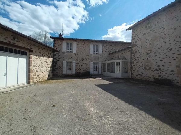 MAISON CHARENTAISE AVEC GRANGE  ET PARC