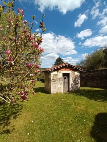 MAISON CHARENTAISE AVEC GRANGE  ET PARC