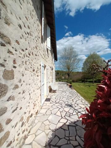 MAISON CHARENTAISE AVEC GRANGE  ET PARC