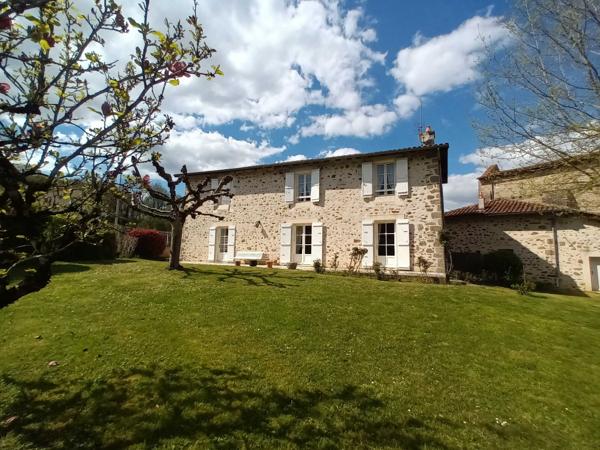 MAISON CHARENTAISE AVEC GRANGE  ET PARC