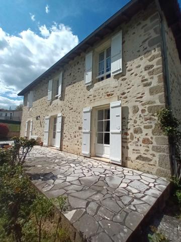 MAISON CHARENTAISE AVEC GRANGE  ET PARC