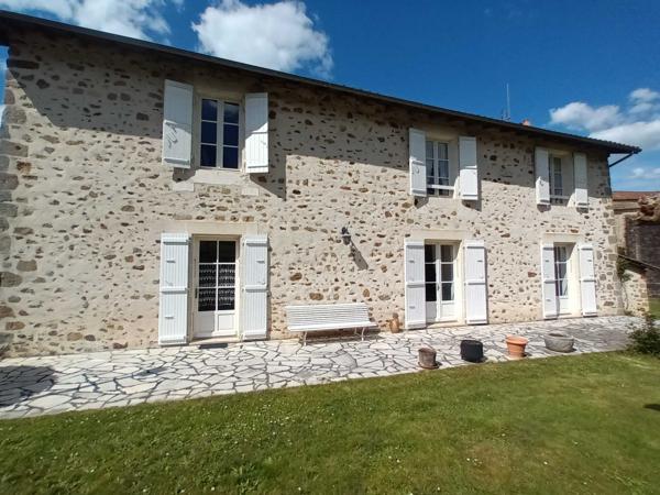 MAISON CHARENTAISE AVEC GRANGE  ET PARC