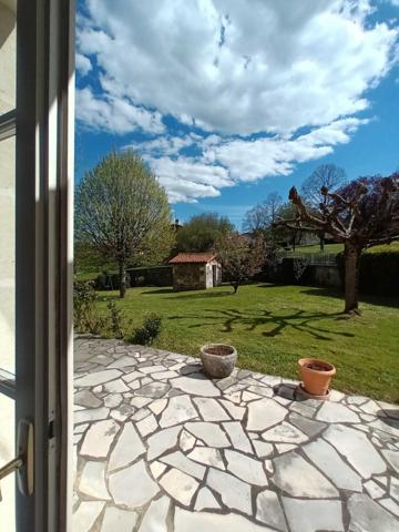 MAISON CHARENTAISE AVEC GRANGE  ET PARC
