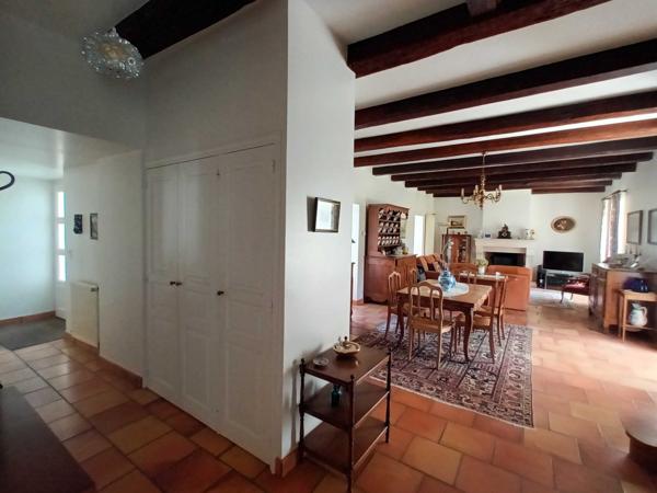 MAISON CHARENTAISE AVEC GRANGE  ET PARC