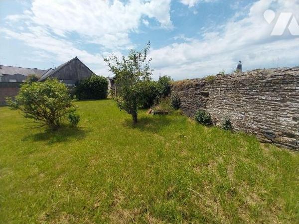 VITRÉ - Proche centre-ville :

Bâtiment en pierres d'environ 70 m² offrant un potentiel de tr...