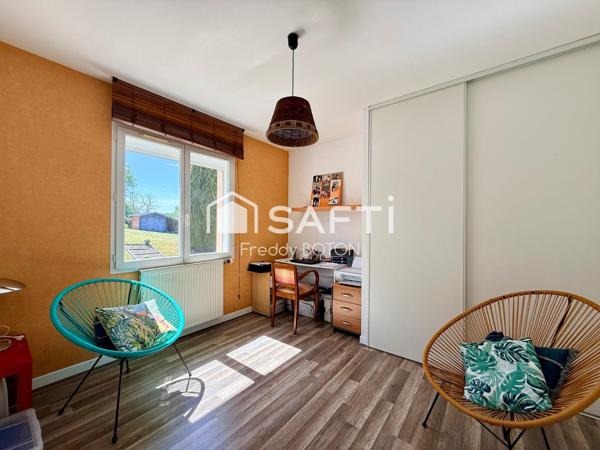 Une maison clé en main, moderne et parfaitement entretenue avec piscine et grands extérieurs .