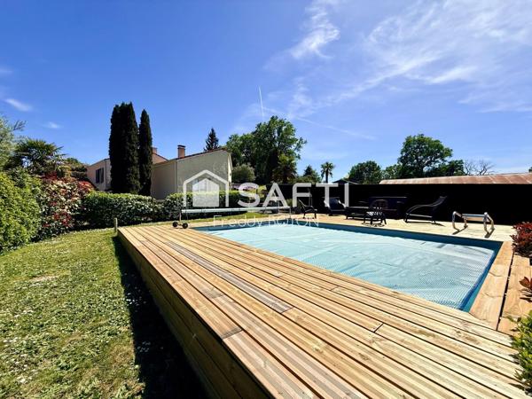 Une maison clé en main, moderne et parfaitement entretenue avec piscine et grands extérieurs .