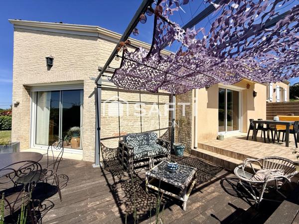 Une maison clé en main, moderne et parfaitement entretenue avec piscine et grands extérieurs .