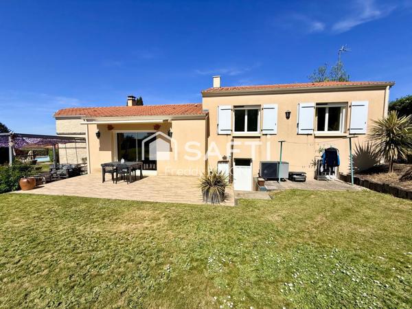 Une maison clé en main, moderne et parfaitement entretenue avec piscine et grands extérieurs .