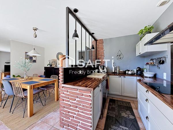 Une maison clé en main, moderne et parfaitement entretenue avec piscine et grands extérieurs .