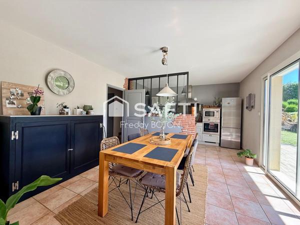 Une maison clé en main, moderne et parfaitement entretenue avec piscine et grands extérieurs .