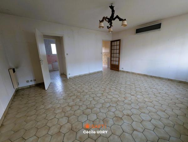 Maison de plain pied dans le bourg de Parçay-Meslay