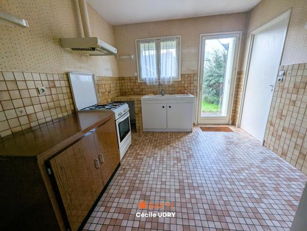 Maison de plain pied dans le bourg de Parçay-Meslay