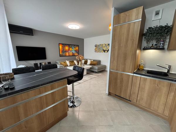 Fréjus – T3 rénové avec terrasse, piscine, garage et parking