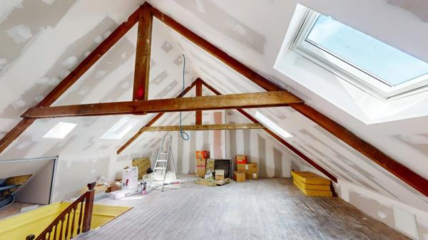 Ensemble immobilier composé d'une maison d'habitation de 148 m² et dépendance de 113 m².