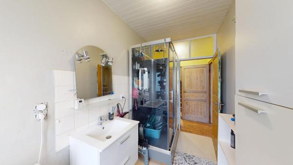 Ensemble immobilier composé d'une maison d'habitation de 148 m² et dépendance de 113 m².