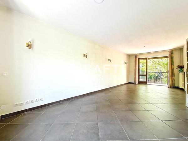 Maison en impasse avec terrasses et jardinet