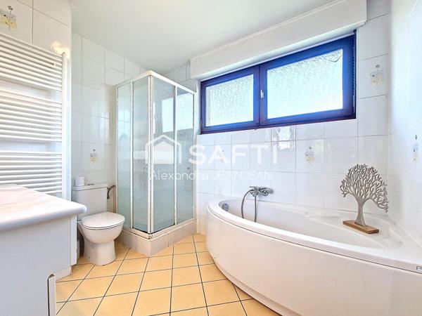 Maison en impasse avec terrasses et jardinet