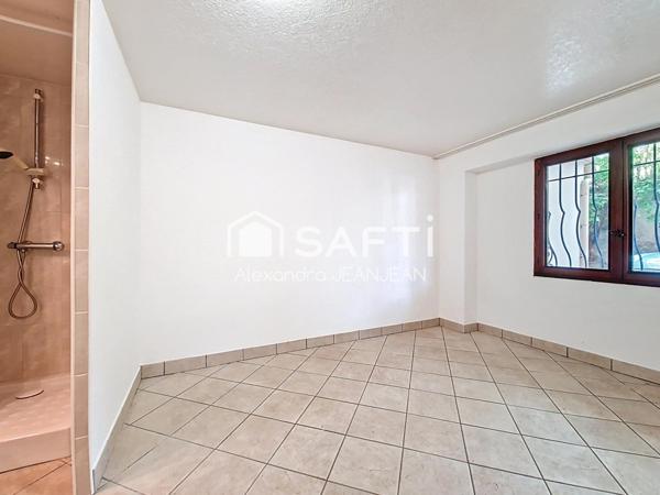 Maison en impasse avec terrasses et jardinet