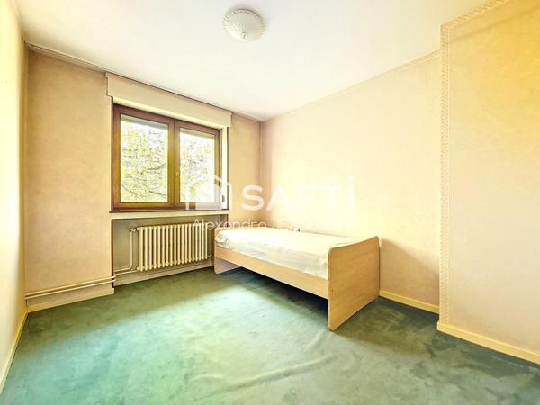 Maison en impasse avec terrasses et jardinet