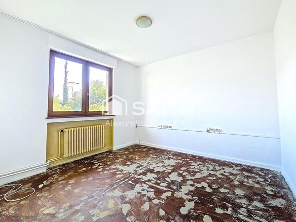 Maison en impasse avec terrasses et jardinet