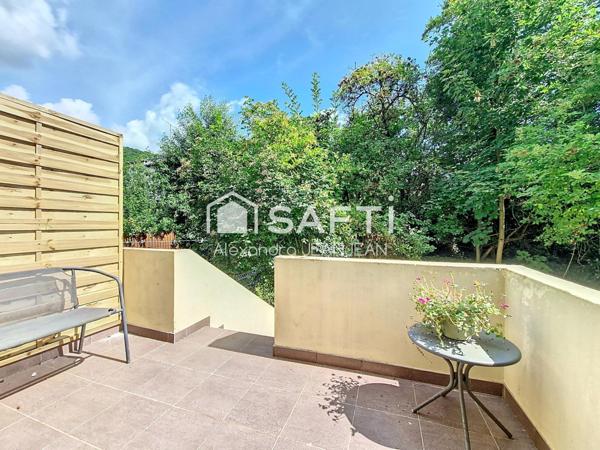 Maison en impasse avec terrasses et jardinet