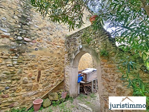 Mondragon (84430) Propriété de charme au pied du château de Mondragon composée de deux habitations et dépendances.