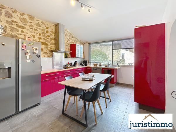 Mondragon (84430) Propriété de charme au pied du château de Mondragon composée de deux habitations et dépendances.