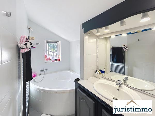 Mondragon (84430) Propriété de charme au pied du château de Mondragon composée de deux habitations et dépendances.